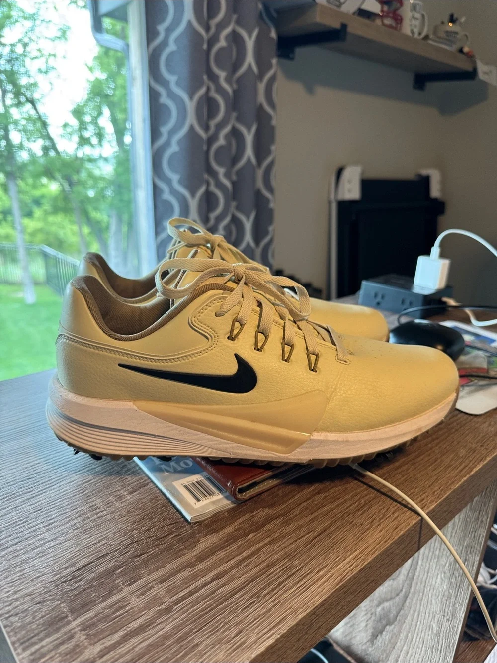 Nike Victory Pro 4 Men's Light Beige Sneakers with Black Swoosh size 9.5 Golf